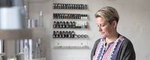 Susan Bramming, der driver frisørsalon uden for Herning, blev narret til at skifte elselskab. Foto: Liv Møller Kastrup