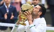 Den serbiske tennisspiller Novak Djokovic   vadt celebrates with the trophy after winning his final match against Italy's Matteo Berrettini REUTERS/Toby Melville