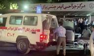 Endnu en kraftig eksplosion har sent torsdag aften dansk tid ramt Kabul. Tidligere på dagen kørte ambulancer i pendulfart med sårede til hospitalerne fra Kabuls lufthavn, der torsdag blev ramt af et selvmordsangreb. Foto: Reuters Tv/1tv/Reuters