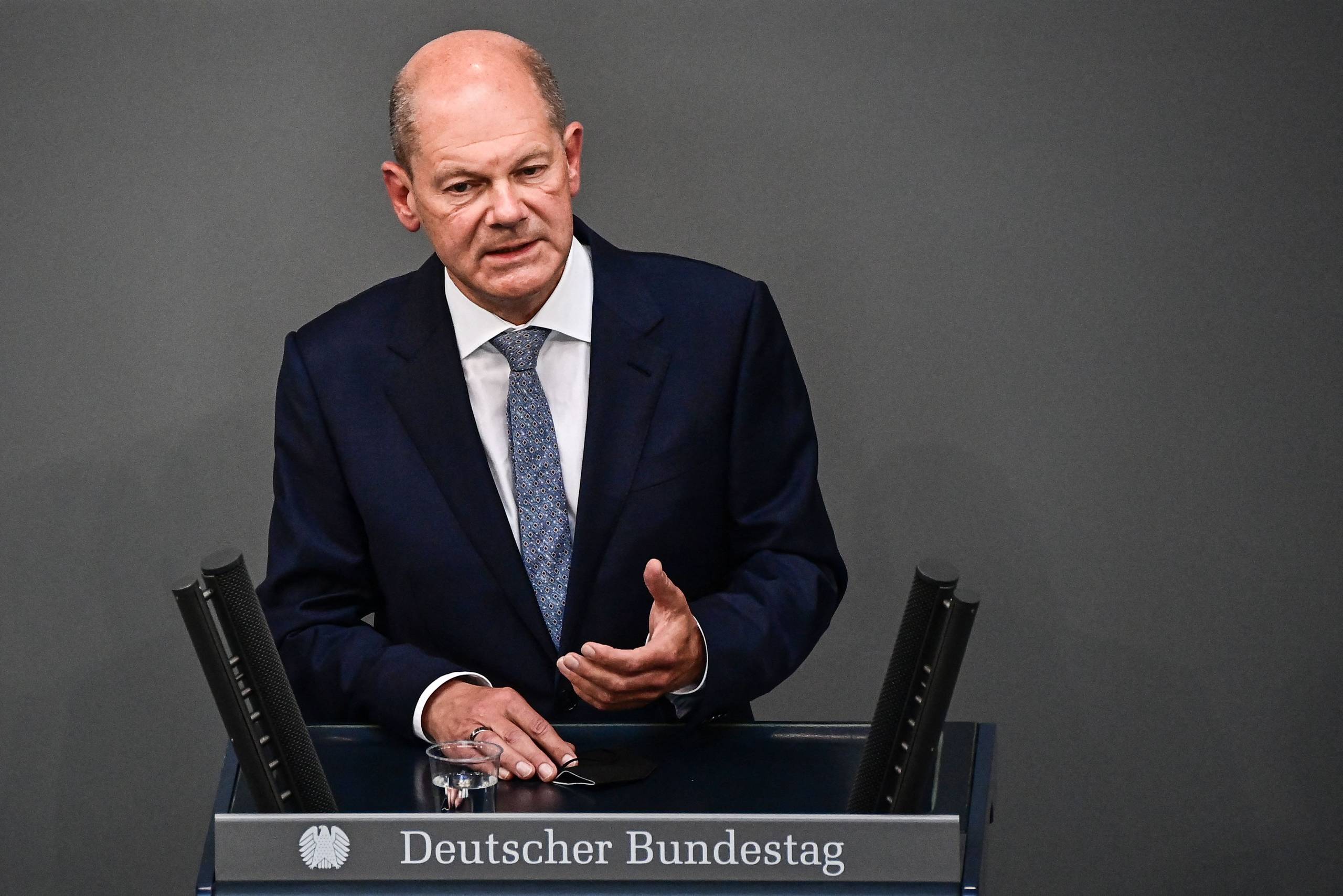 SPD’s nedtonede Olaf Scholz får Angela Merkel til at fremstå sprælsk. Og når han har medvind i valgkampen, handler det også  om, at han indtil videre ikke har dummet sig. Foto: Tobias Schwarz/AFP