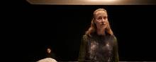 Camilla Gjelstrup spiller titelrollen i Aalborg Teaters opsætning af ”Medea”, der foregår i Katrine Krohns støvede og udpinte landkabsscenografi. Foto: Catrine Zorn