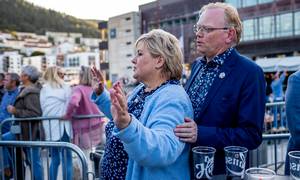 Erna Solberg og hendes mand, Sindre Finnes, deltog i Bystrandfestivalen i Solbergs fødeby, Bergen, i slutningen af august. Siden er der blevet skruet lidt ned for festlighederne i lyset af øget coronasmitte i Norge.. Foto: Javad Parsa/NTB