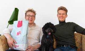Mads Gleitze Smith og Christian Yding har sammen startet virksomheden Vuffeli, der med en specialdesignet algoritme tilbyder skræddersyede foderplaner til hunde. Foto: Vuffeli