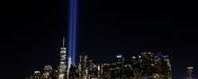 På billedet ses en lysinstallation i det nye World Trade Center i forbindelse med markeringen af angrebene for 20 år siden. Foto: Mario Anzuoni/Reuters