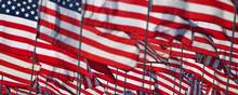 Amerikanske flag i Malibu, Californien, markerer angrebene på USA for 20 år siden. Foto: Robyn Beck/AFP
