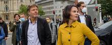 De Grønnes to frontfigurer, Robert Habeck og Annalena Baerbock, slår lige nu knuder på partiets idealer for at kunne håndtere flere store kriser. Foto: Jens Schlüter/AFP