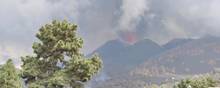 Vulkanske eksplosioner er taget til i styrke på La Palma. Foto: Javier Martin/Twitter @javierbre/via Reuters