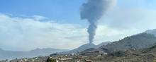 Cumbre Vieja-vulkanen blev kortvarigt mindre aktiv. Men senere mandag steg der igen røg op fra den. Foto: Desiree Martin/Ritzau Scanpix