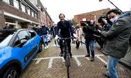 I årevis har den hollandske premierminister Mark Rutte frabedt sig privatchaffører og i stedet foretrukket at cykle til gøremål i regeringsbyen Haag. Men nu bliver der skruet op for sikkerheden, efter at politiet har observeret såkaldte 'spottere' fra Hollands mest berygtede bande i nærheden af premierministeren. Foto: Piroschka Van De Wouw/Reuters/Ritzau Scanpix
