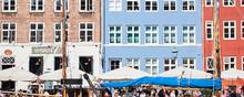 Åh, er der noget som et tæt pakket Nyhavn. Hverdagen er vendt tilbage til det normale i Danmark, og det skyldes bl.a. en pragmatisk befolkning. Foto: Ulf Svane
