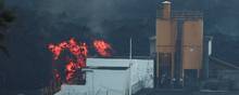 Lava har ødelagt en cementfabrik. Det skaber frygt for giftige gasser på La Palma. Foto: REUTERS/Sergio Perez