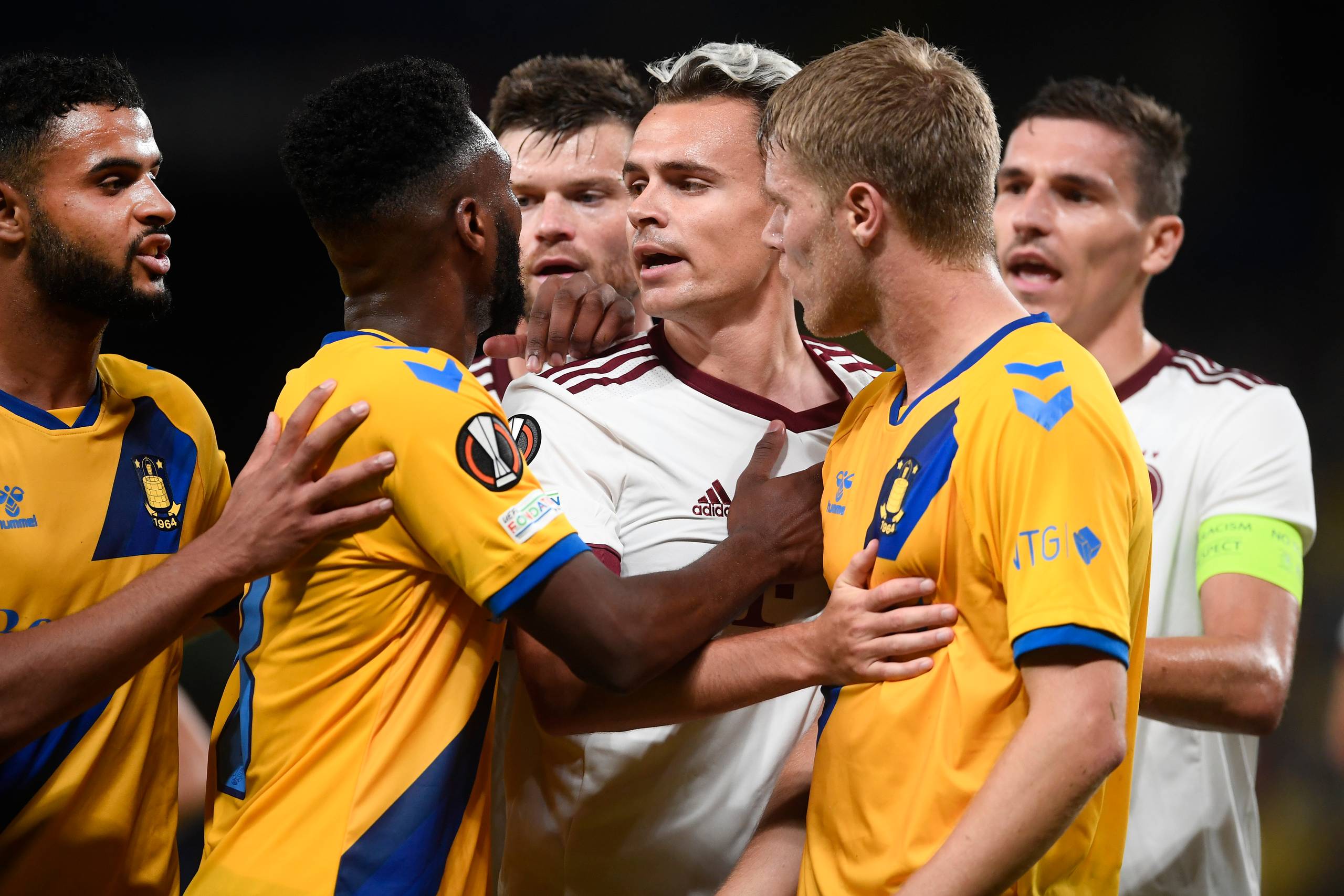 Brøndby-spillerne i infight med konkurrenterne fra Sparta Prag i løbet af Europa League-gruppespillet. Foto: Lars Poulsen
