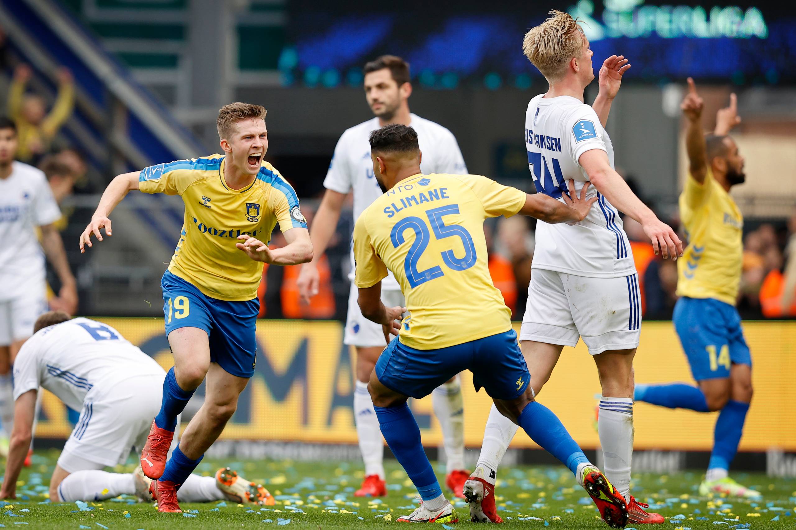 Morten Frendrup jubler efter sit flotte 1-0 mål, hvor Brøndby-midtbanespilleren fik scoret sit første superligamål ved at sende bolden op i målhjørnet. Foto: Jens Dresling