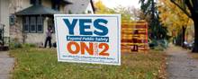 "Yes on 2" henviser til, at lovforslaget om at erstatte politiet i Minneapolis hedder "Question 2". Der stemmes om lovforslaget samtidig med, at der er valg til byrådet i den amerikanske by. Foto: Nicole Neri/Reuters