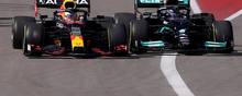 Max Verstappen (tv) og Lewis Hamiltons (th) tætte dyst om VM-titlen i Formel 1 nærmer sig sin afgørelse. Blot fem grandprixer resterer. Foto: Mike Blake/Reuters