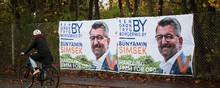 Sidste mandag hængte Bünyamin Simsek to bannere op i hegnet ved Vestre Kirkegård på hjørnet af Viborgvej og Fenrisvej. Hans bannere hænger også en række andre steder i Aarhus. Foto: Rikke Kjær Poulsen