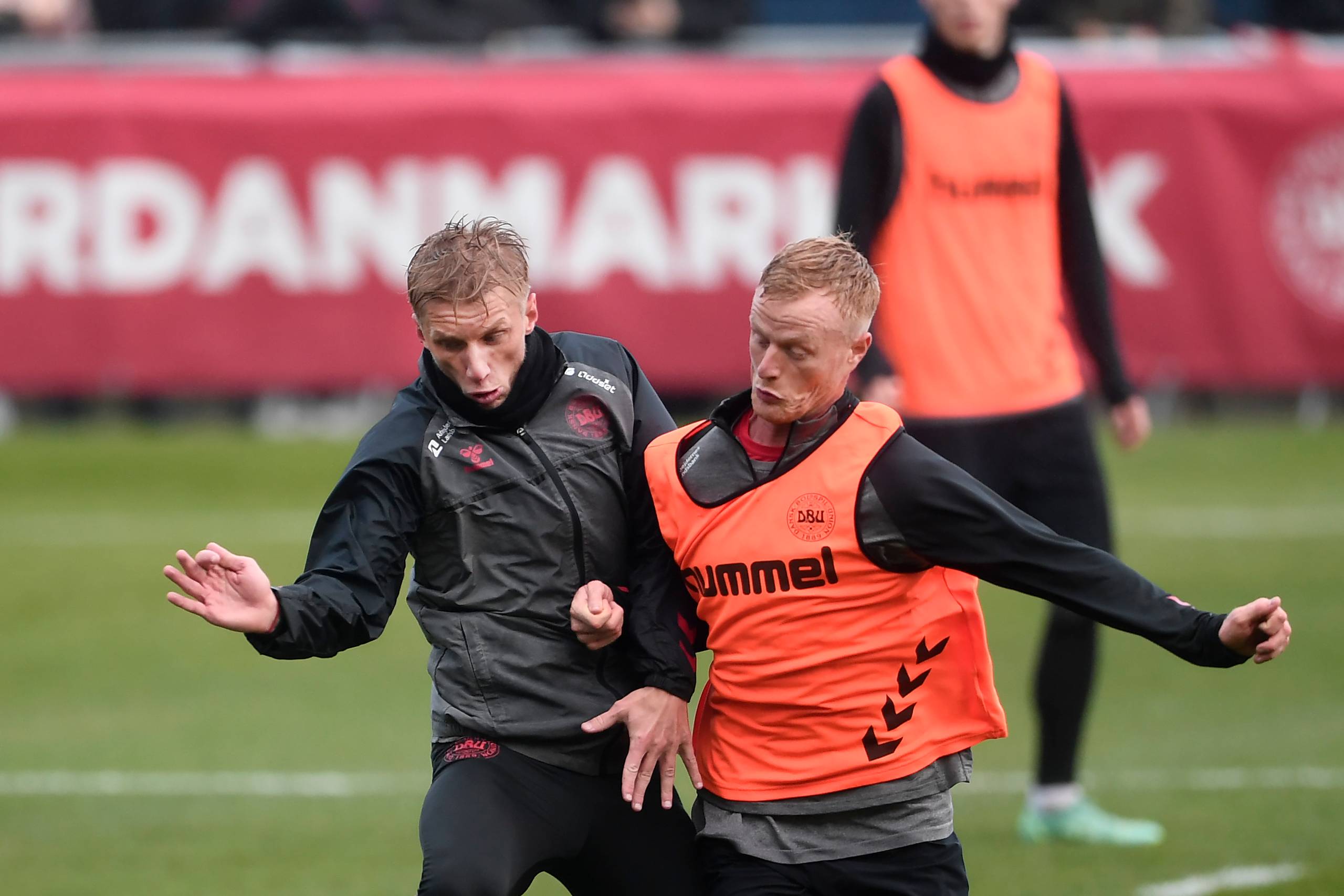 Jens Jønsson (th.) i kamp mod Daniel Wass på træningsbanen i Helsingør, hvor det danske herrelandshold i fodbold har været samlet inden VM-kvalifikationskampene mod Færøerne fredag og Skotland ude mandag. Foto: Lars Poulsen