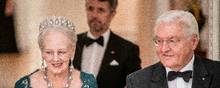 Dronning Margrethe, kronprins Frederik og tysklands Præsident Frank-Walter Steinmeier før statsbanket på Schloss Bellevue i Berlin, onsdag den 10. november 2021.. (Foto: Mads Claus Rasmussen/Ritzau Scanpix)