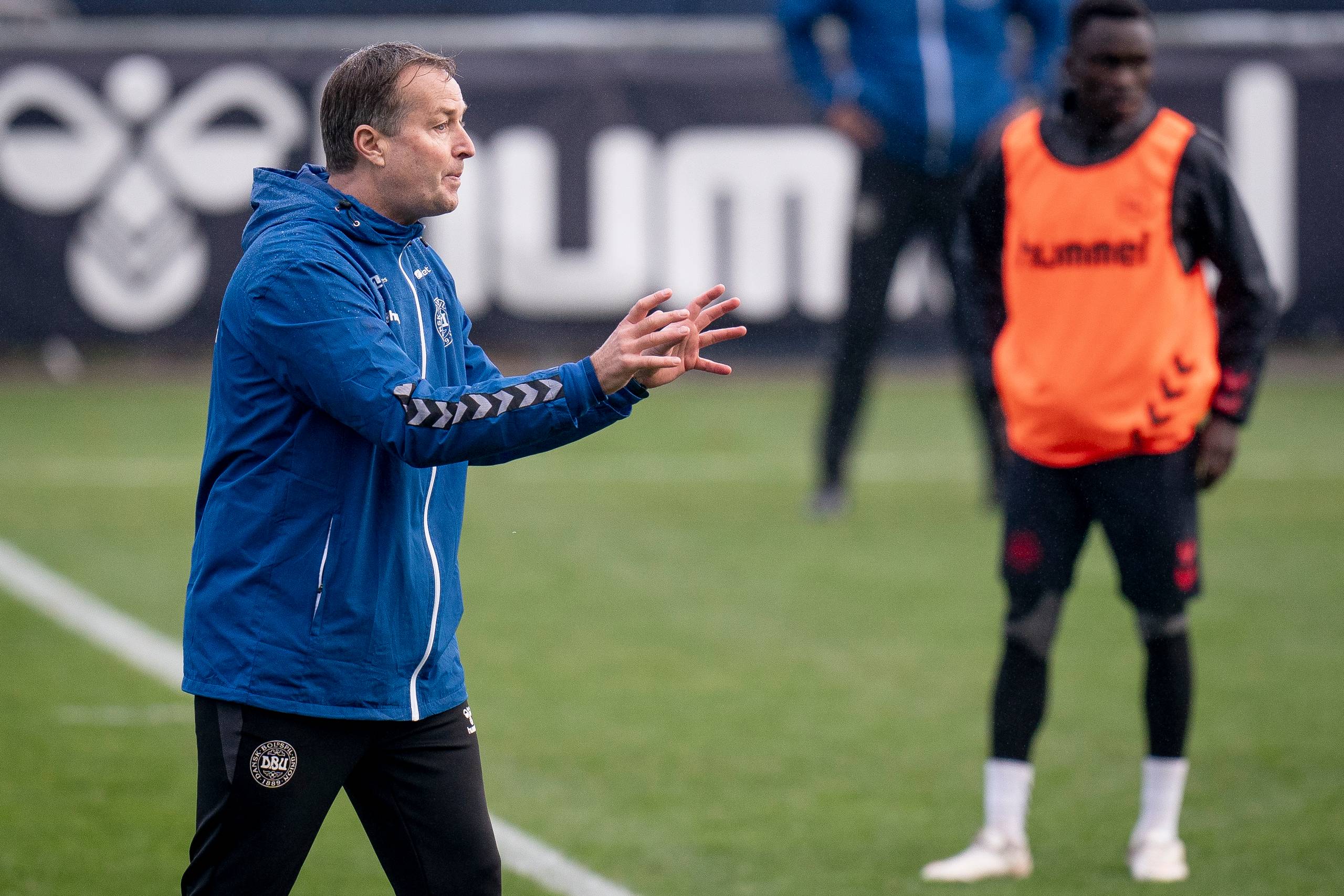 Kasper Hjulmand (tv.) vil se en fokuseret indsats mod Færøerne fra landsholdet med bl.a. Pione Sisto (i baggrunden) i truppen. (Foto: Liselotte Sabroe/Ritzau Scanpix)  