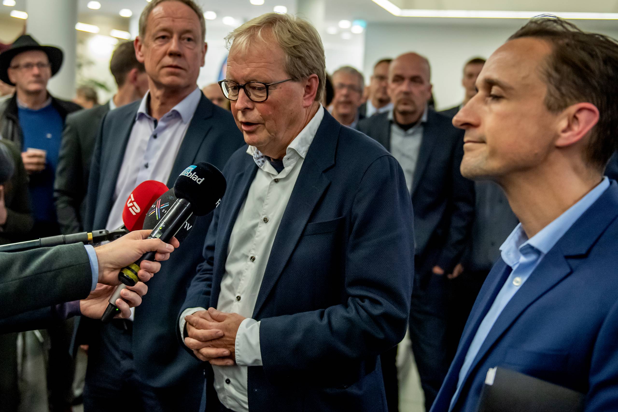 Natten til onsdag offentliggjorde de tre store partier i Viborg en aftale om, at Ulrik Wilbek (i midten) fortsætter som borgmester. Det med støtte i aftalen fra de konservatives Torsten Nielsen (tv.)  Socialdemokraternes Mads Panny (th.). Foto: René Schütze/Ritzau Scanpix.  