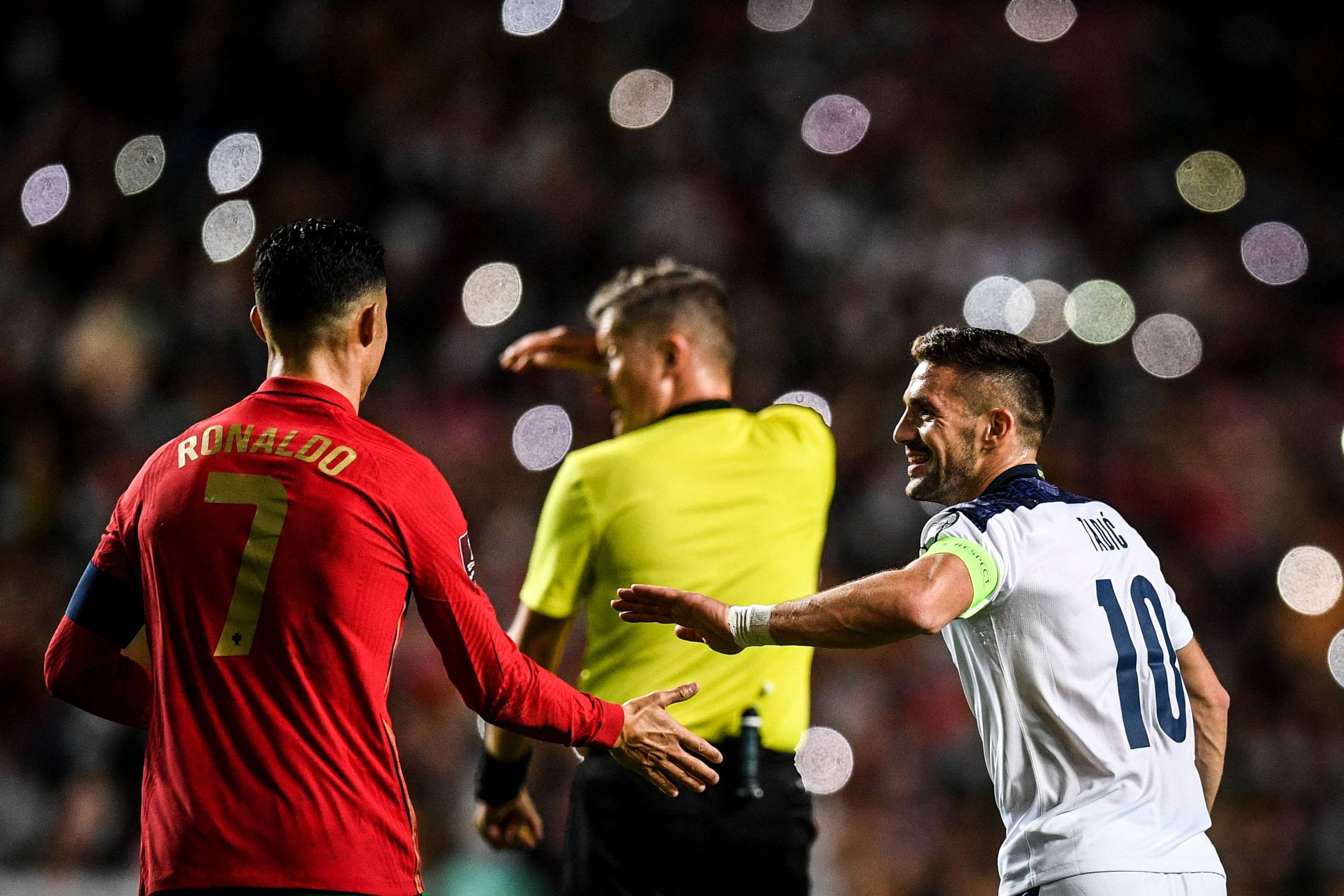 Dusan Tadic (th.) og Serbien kæmpede sig ind foran Cristiano Ronaldo (tv.) og Portugal under VM-kvalifikationen. Netop de to hold har markeret sig som henholdsvis en af de største overraskelser og skuffelser. Foto: Patricia De Melo Moreira (AFP)