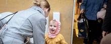 Coronarestriktioner er tilbage i Børnehuset Elverhøjen i Espergærde, hvor Mia Paludan henter sin datter, Alba. 
Foto: Christian Lykking