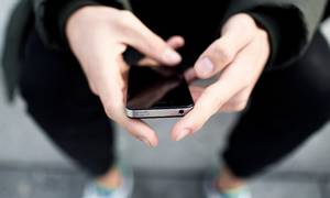 En omsiggribende priskrig har fået flere mobilselskaber til at skære dybt i priserne for at lokke nye kunder til. Foto: Janus Engel