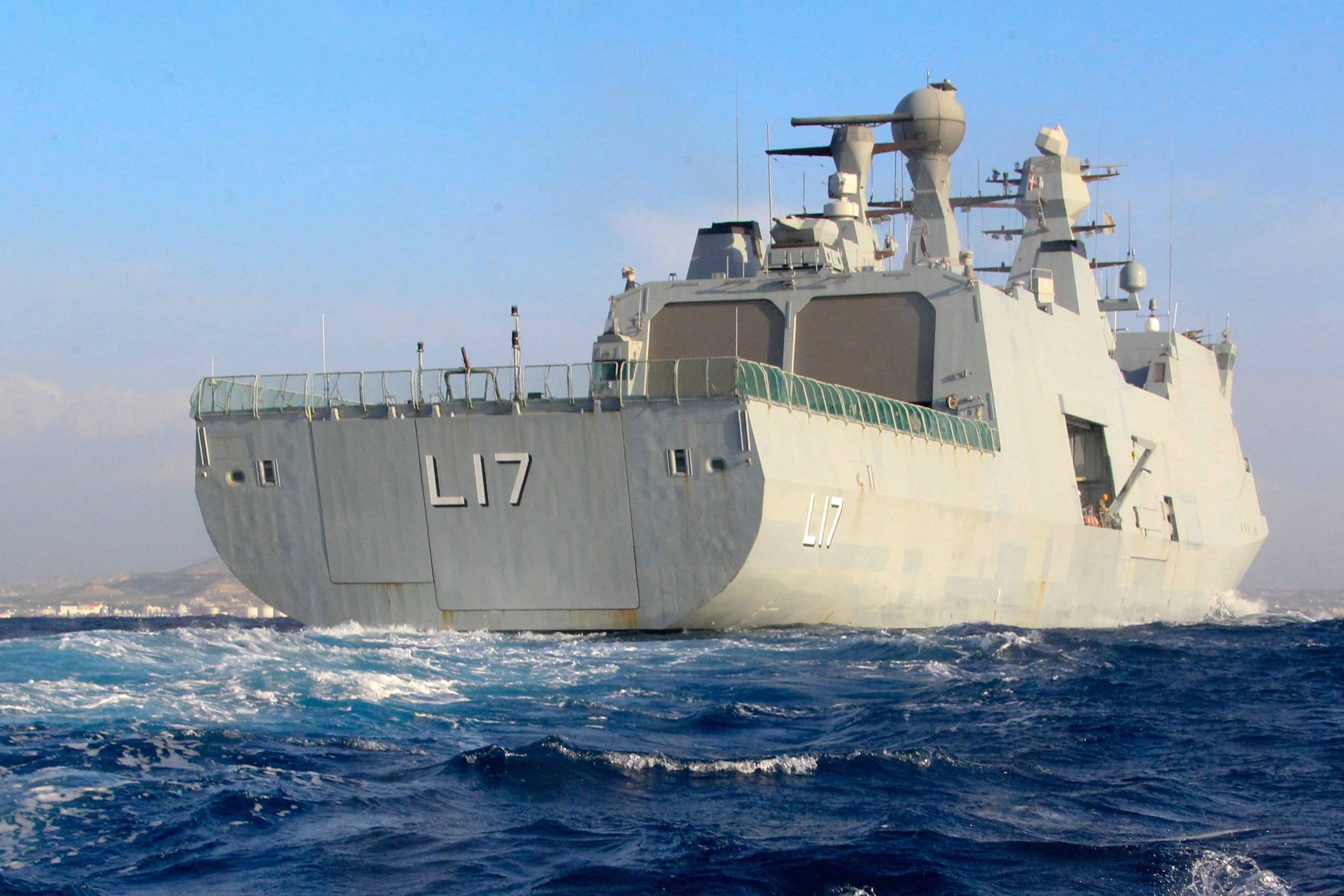 Danmark - og fregatten Esbern Snare - står nu helt usædvanligt alene i en mission, der har udviklet sig noget anderledes end beregnet efter episoden, hvor danske soldater kom i ildkamp med pirater. Foto: Stavros Ioannides/AFP