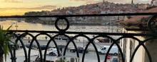 Et godt stop på pilgrimsruten. Portvinsproducenten Sandemans hovedkvarter ligger ned til Douro-floden i Porto. Nogle af lokalerne er omdannet til sovesale, så man billigt kan få sig en flot udsigt. Foto: Ninette Birck