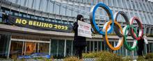 Demonstranter har protesteret foran Den Internationale Olympiske Komités (IOC) hovedkvarter, fordi de mener, at Kina ikke bør kunne være vært for vinter-OL. Foto: Valentin Flauraud
