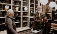 Ægteparret Bernhard Tommerup og Bess Kristoffersen, der er indehavere af hattebutikken Petitgas i Købmagergade i København, kan godt mærke, at julehandlen ikke er den samme som for tre år siden. Foto: Liv Møller Kastrup