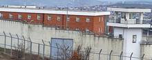 Sådan ser det ud, fængslet i byen Gjilan i Kosovo, hvor Danmark ifølge en aftale har lejet 300 pladser. Nu ser det ud til at have længere udsigter, før de udvisningsdømte kan flyttes til fængslet. Foto: AP/Ritzau Scanpix