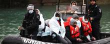 Frankrig har i Den Engelske Kanal reddet 138 migranter på vej mod Storbritannien. De blev sejlet i land af to marinefartøjer og to redningsbåde. Det oplyser de franske myndigheder - Foto: Henry Nicholls/Reuters