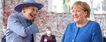 Dronning Margrethe blev under statsbesøget i november modtaget foran Kanslerministeriet i Berlin af Angela Merkel. Dronningen og kansleren var tilsyneladende ikke enige om, hvorvidt der skulle gives hånd eller stødes albuer som hilsen, hvilket gav anledning til nogen munterhed mellem de to.
 Foto: DPA