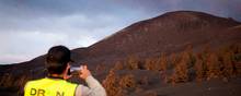 En dronepilot tager fotos af vulkanen på La Palma. Den har været i udbrud i lidt over tre måneder og har ødelagt 1345 huse. Arkivfoto: Borja Suarez/Reuters