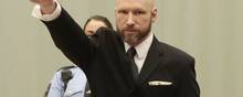 I et retsmøde i 2017 om afsoningsvilkårene optrådte Anders Breivik med denne hilsen. Dengang påstod han, at han blev udsat for umenneskelig behandling. Nu anmoder han om prøveløsladelse. Arkivfoto: Lise Aaserud/Ritzau Scanpix