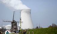 Belgien har besluttet at udfase sine atomkraftanlæg, som dette ved Doel nær Antwerpen, i 2025. Men i nabolandet Holland vil den nye regering investere i nye anlæg. Samme kurs er EU-Kommissionen tilhænger af. Nu er det op til Europa-Parlamentet at godkende eller blokere den retning. Arkivfoto: Virginia Mayo/AP