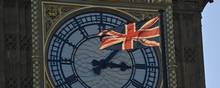 Big Ben kunne atter varsle et nyt år, efter at det legendariske klokketårn har undergået en omfattende renovering. Hvor længe coronaen vil bide i briterne, og om de sidste uløste brikker af brexit falder på plads, er dog stadig uvist. Foto: Justin Tallis/AFP