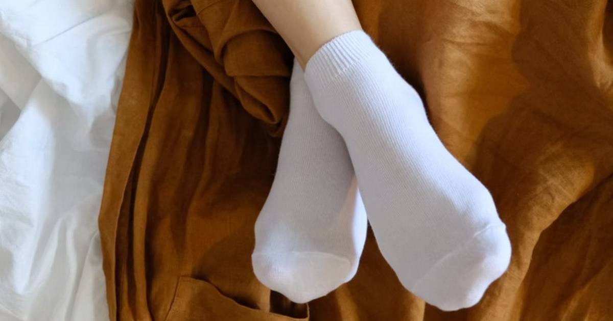 Белые носочки видео. Ножки в носочках. Женские ноги в белых носках. Белые носки. Красивые ножки в белых носочках.