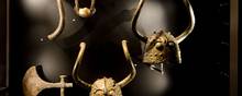 Arkæologer hele tiden vidst, at de hornede Viksøhjelme var fra bronzealderen. Nu har de fået mere nøjagtige tal. Foto: John Lee/Arnold Mikkelsen/Nationalmuseet