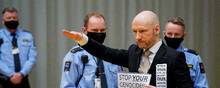 Terroristen Anders Behring Breivik ankom tirsdag formiddag til den improviserede retssal ved fængslet i Skien med løftet arm og skriftligt budskab rede. Foto: Ole Berg-Rusten/NTB