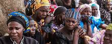 Mødre venter i 2019 i ængstelse, om der er nyt om deres bortførte børn fra en skole i Chibok i det nordøstlige Nigeria. Alle 276 bortførte piger blev siden frigivet af islamisterne fra Boko Haram. 20 børn blev torsdag bortført i landsbyen Piyemi ikke langt derfra. Foto: Audu Ali Marte/Ritzau Scanpix