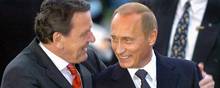 Perlevennerne Schröder og Putin ses jævnligt. Her er Kreml-chefen med til at fejre Schröders 60-års fødselsdag ved en stor fest i Hannover i 2004, mens fødselaren stadig var kansler. 10 år senere blev den runde dag fejret i Sankt Petersborg, Putins hjemby. Foto: Holger Hollemann/AP
