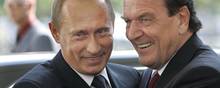 Så gode venner er de. Vladimir Putin var også æresgæst, da Gerhard Schröder i 2014 fejrede sin 70 års fødselsdag i Hannover. Foto: Peer Grimm/AP