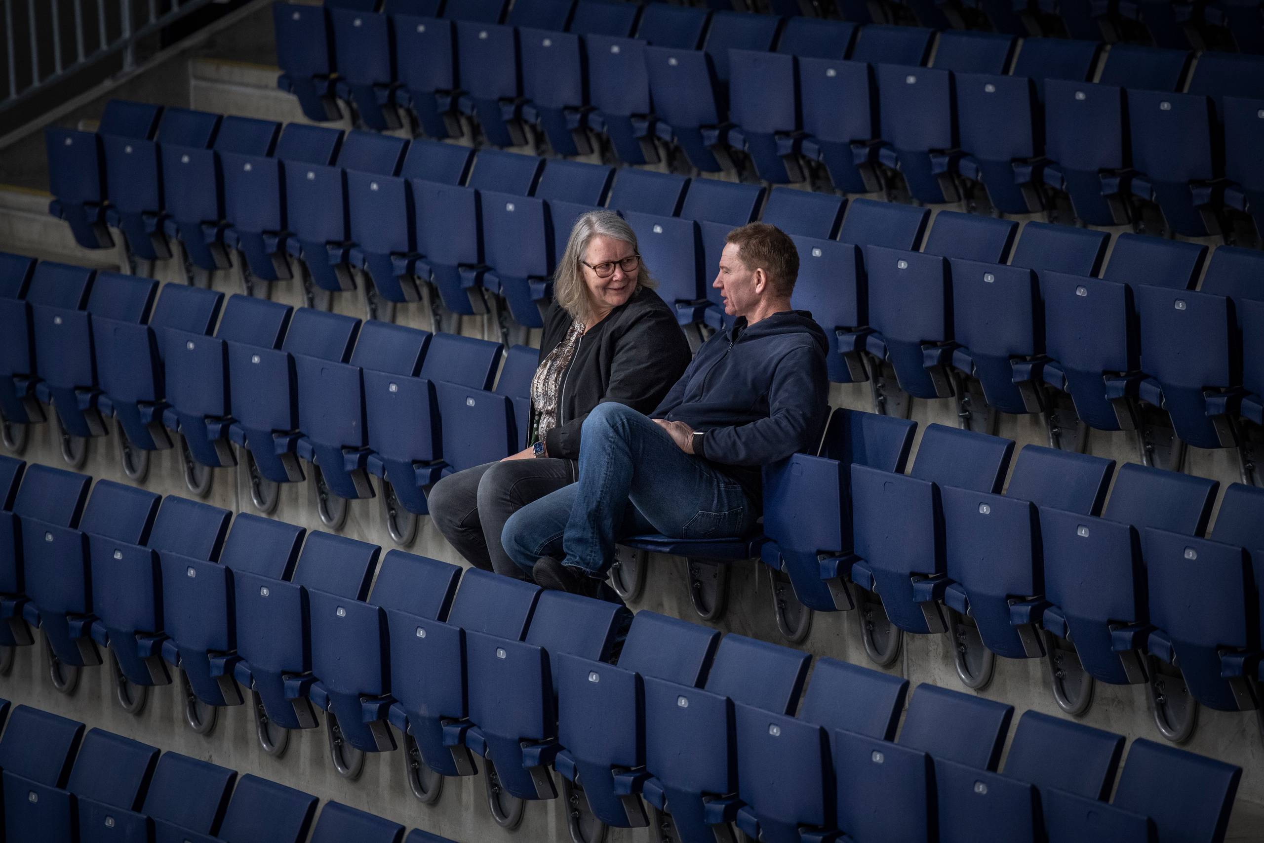 Charlotte (tv.) og Ernst Andersen mødte hinanden gennem ishockey. »Når man spiller i Herning, så kender alle jo hinanden. Jeg ser serverede også et sted, hvor han kom,« siger Charlotte Andersen
Foto: Benny Kjølhede