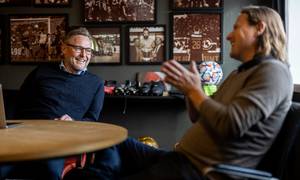Gennem flere år fik FC Midtjylland-direktør og træner Bo Henriksen et tættere og tættere forhold. Der er ikke mange stille øjeblikke, når de to er sammen. Foto: Joachim Ladefoged