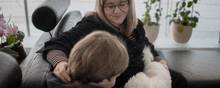 Henriette Malland og hendes søn Magnus, der har infantil autisme, OCD og tourettes, er hårdt ramt af besparelser, som er foretaget på Randers Specialskole. Foto: Liv Møller Kastrup