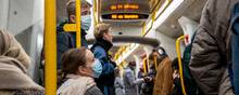 Københavns Metro har mistet ca. hver tredje passager under den seneste runde af restriktioner. Selvom det nu er frivilligt, vælger en del passagerer stadig at tage mundbindet på i morgentrafikken. Foto: Stine Bidstrup