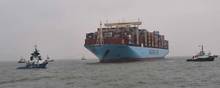 "Mumbai Maersk" er i andet forsøg blevet trukket fri ud for Tysklands nordvestlige kyst, hvor det grundstødte onsdag aften. Foto: Havariekommando/Reuters