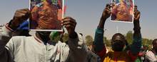 Lokale i Burkina Fasos hovedstad,  Ouagadougou, viser sin opbakning til militæret, der den 24. januar kuppede sig til magten. Foto:  
 Anne Mimault /Reuters